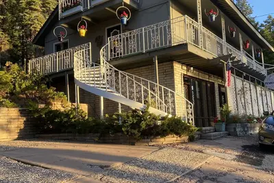 Image de House with 6 rooms each with private bath across street from lake!