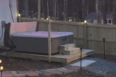 Image de Chapel Hill/Durham Retreat w/ Hot tub, full body massage chair, fenced dog area.