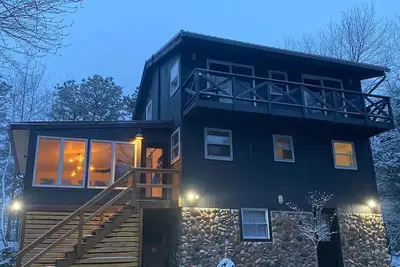 Image de Tranquil Lakeview Escape with Private Hot Tub