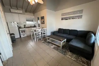 Image de Cozy Beach Getaway 2 Br 1ba, with Parking Spot!
