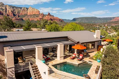 Image de Experience luxury at Sedona Uptown House of Views with stunning red rock panoramas.