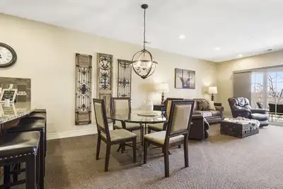 Image de Huge Luxury Condo w/Pool! Elevator! Fun! Rec Plex! 12 Min To Sdc and Tb Rk Lake! !
