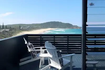 Image de The Beach House, a stunning holiday home perched atop on the southern headland Boomerang Beach