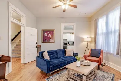 Image de Mins from Downtown & Dining - Dauphin Darling 1