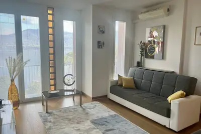 Image de Elizaveta apartment with lake view and terrace