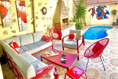 Image de magnifique maison avec piscine chauffée  à 10 mn des plages