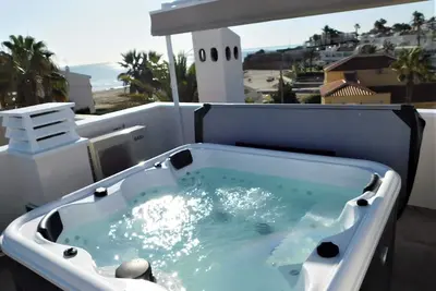 Image de Beach House sleeps 6 with 3 Terraces, Jacuzzi Hot Tub, Full Air con, Wifi