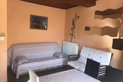 Image de Maison 2 chambres avec garage et jardin.