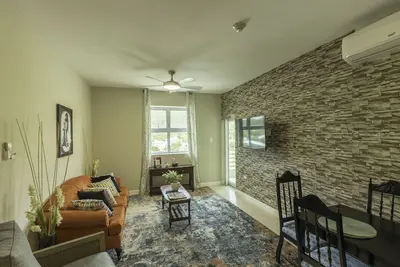 Image de \"Le Luxe\" Penthouse 2 Br condo w\/ Ac, WiFi, complimentary Netflix & 24\/7 sec