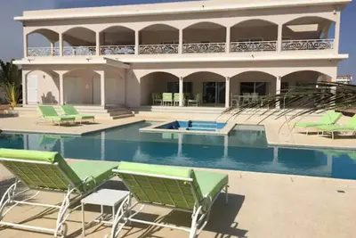 Image de Villa luxueuse, très grande piscine, a 3km de la plage. 6 mn de Saly,