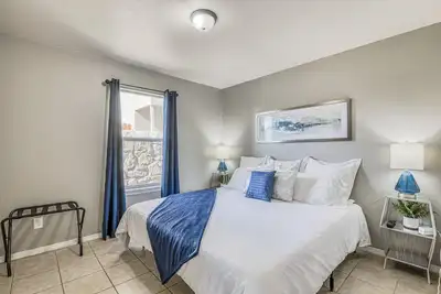 Image de ☕ By Fort Bliss: Laundry, Security System, Refrigeration, King Beds