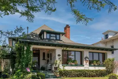 Image de Historical Downtown Geneva Bungalow |Upper Unit |Parking for 3 |Walkable |Near Shops & Restaurants