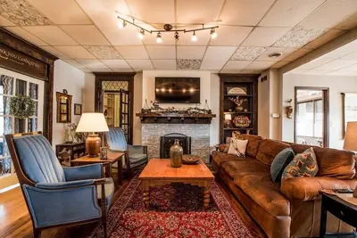 Image de Historical Downtown Geneva Bungalow |Lower Unit |Parking for 3 |Walkable |Near Shops & Restaurants