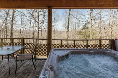 Image de Cozy Secluded Cabin with a Hot Tub