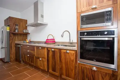 Image de Spacious 1 bedroom deluxe Luxury Suite 2 minutes away from beach
