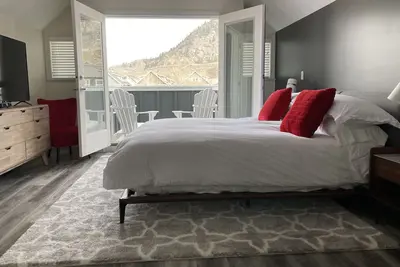 Image de Large modern home at The Cottages on Lake Osoyoos!