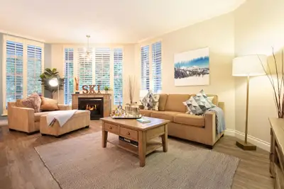 Image de Sprawling Corner Condo, Amazing 1st floor deck, Ski in/out, Sleeps 4