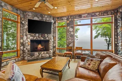 Image de One-of-a-Kind Lakefront Torch Lake Lodge - 4 Floors of Luxury