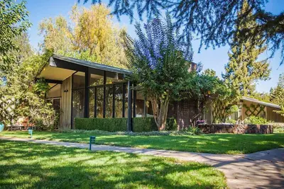 Image de Mid-Century Modern Wine Country