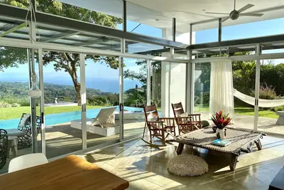 Image de Romantic Luxurious Ocean View 5 Acre Rainforest Estate/Wildlife/Trail/Concierge!