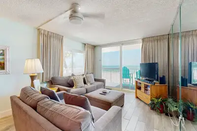 Image de Third Floor, Oceanfront Condo w/ Shared Pool, Ocean View, & Private Washer/Dryer