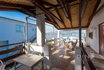 Image de A2 - large apt next to beach w terrace & sea view
