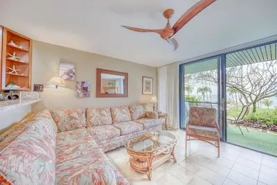 Image de Charming, oceanfront condo with high-speed WiFi, water views, & pool