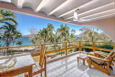 Image de Ideal oceanfront gem with beach access, WiFi, balcony, grill, & washer\/dryer