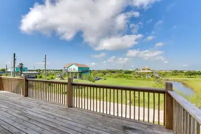 Image de Walk to Crystal Beach: Family Home w/ Deck