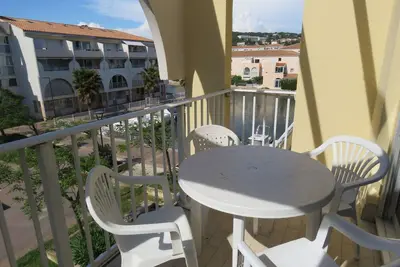Image de Studio à Sète avec terrasse, cuisine équipée et vue marina