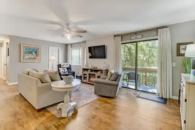 Image de Pet Friendly | Updated Forest Ridge Villa | Short Walk to the Beach | Community Pool & Tennis