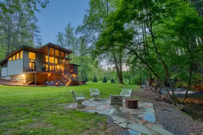 Image de Whispering Creek ~ 2br Mountain Modern Luxury ~ On Creek w/Hot Tub & Fireplaces