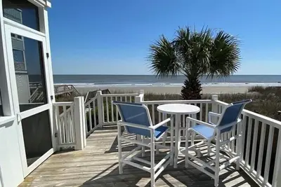 Image de Quaint Oceanfront Pet Friendly House with Screen Porch, Deck & Direct Beach Access