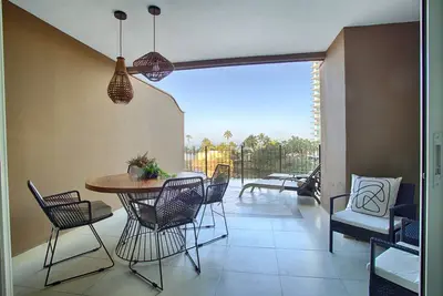 Image de Stylish Double Balcony Condo w/ Ocean & Mtn View