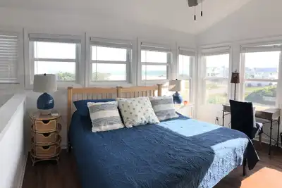 Image de Amazing Location and Renovated! 2nd Row - Across from Beach Access