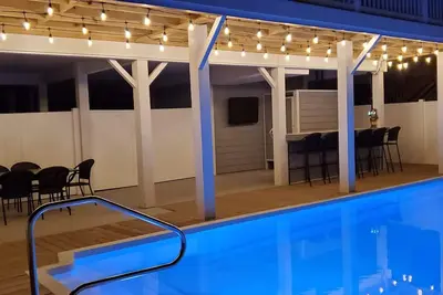 Image de Amazing beach retreat great for family fun and relaxing at the bar by the pool