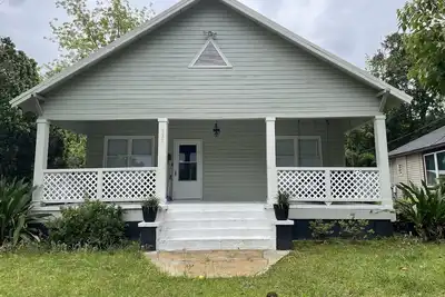 Image de Downtown Historic Acorn Cottage