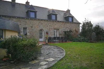 Image de Grande Maison familiale avec cabane et four Ă bois