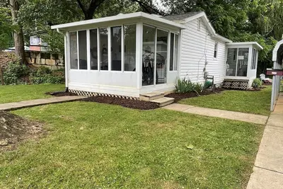 Image de Newly renovated downtown Waynesville cottage w/creek & outdoor space!