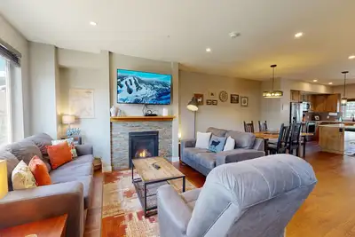 Image de Sleeps 8, 3 Bedroom, Hot Tub, Ski in\/Out Townhouse