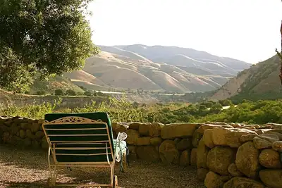 Image de Stunning wine country estate with pool, vineyard, expansive vistas & more