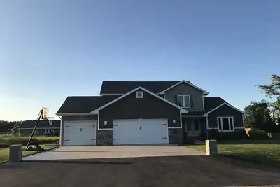 Image de Beautiful Modernized Home for Eaa 2025