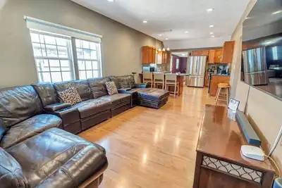 Image de 1118 Hovey St · Smart Home, close to downtown, Msu, and more