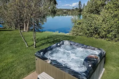 Image de Home w\/private dock on Flathead River, hot tub & fireplaces - Flathead River Luxury Retreat