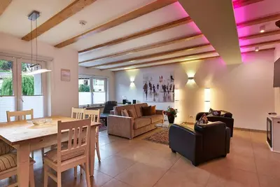 Image de Modern, open-plan loft with south-facing balcony