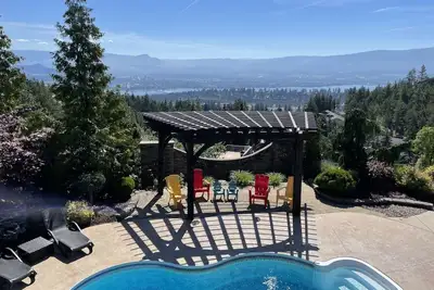 Image de 5 ⭐️ West Kelowna Oasis-Heated Pool, Hottub, Kelowna Views. Family Discount
