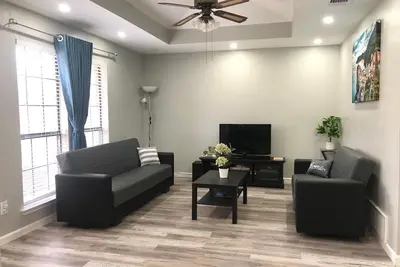 Image de Central Frisco-Full renovated cozy&nice half duplex 3bed|2bath free wifi&parking