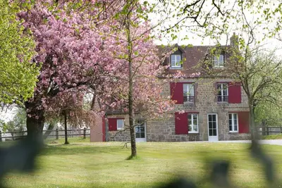 Image de Maison normande rénovée avec grand jardin, idéale pour famille, proche lac et randonnées