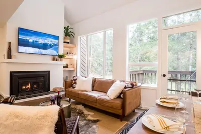 Image de Luxury condo, fireplace, pet friendly, Pool, Sauna, Clubhouse, Wifi