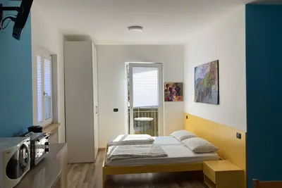 Image de Bikeapt functional studio apartment with private parking within walking distance of downtown